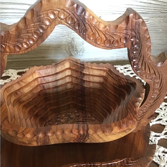 Wooden carved collapsible bowl with handle - Picture 2 of 5